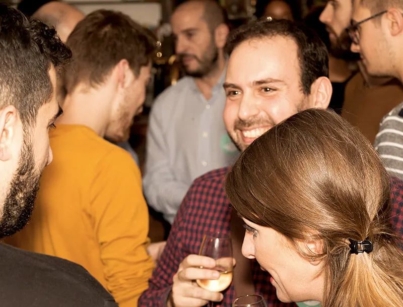 Discussion entre trois personnes pendant l'afterwork.